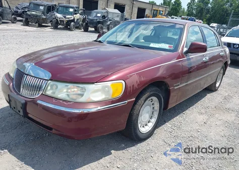 2001 Lincoln Town Car Executive from USA, damaged, VIN 1LNHM81W51Y729084